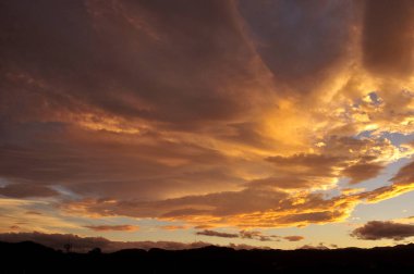 Gün batımında gökyüzü. güzel bulutlar.