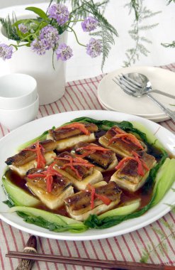 Lezzetli ızgara balık servisi.