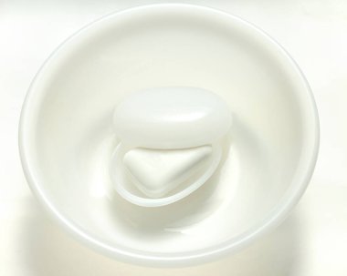 Sabun kutusundaki sabun parçası beyaz arkaplanda