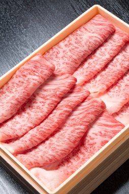 Masada bir kutu çiğ et var.