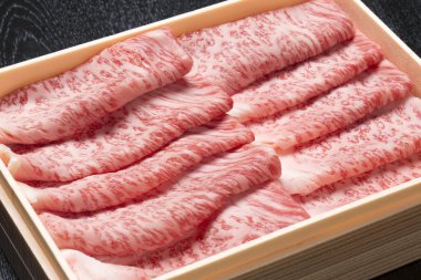 Masada bir kutu çiğ et var.