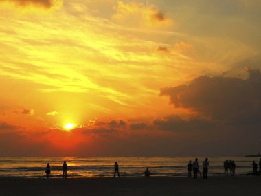 Bulutlu güzel, dramatik akşam gökyüzünün manzarası.
