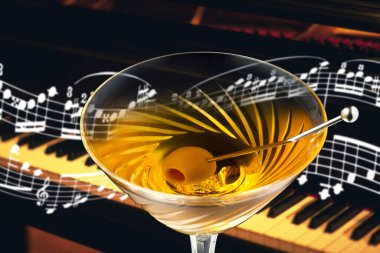 Zeytin ve müzikal notalı kokteyl bardağı.