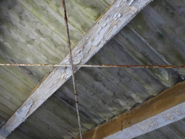 Düşük açılı metal kiremitler ve ev çatısı, yakın çekim 