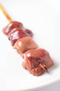 Ahşap şişte tavuk eti yakın plan.