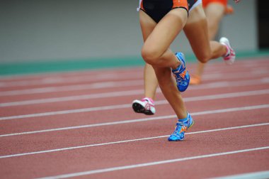 Pistte koşan bayan sporcular