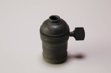 Beyaz arkaplan üzerindeki lamba tutucunun görüntüsünü kapat