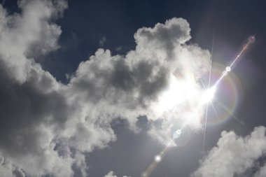 Arka planda güneş ışınları olan güzel bir gökyüzü 