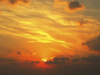 Bulutlu güzel, dramatik akşam gökyüzünün manzarası.