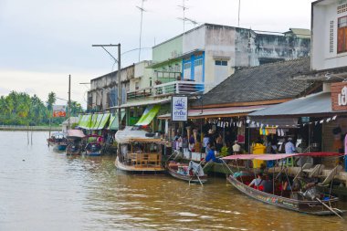 Amphawa, Tayland 'da yüzen bir pazarda tüccarlar. Asya 'nın başlıca kültürel turizm merkezlerinden biri yüzen pazarlar