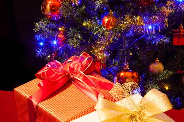 Ein Weihnachtsbaum Mit Geschenken — Stockfoto