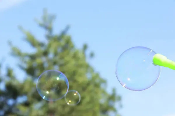 Крупным Планом Человека Дующего Мыльные Пузыри — стоковое фото