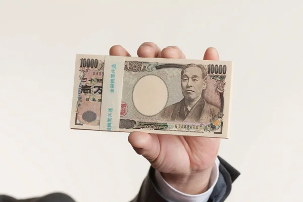 日本のお金を持っている男の手 円紙幣 — ストック写真