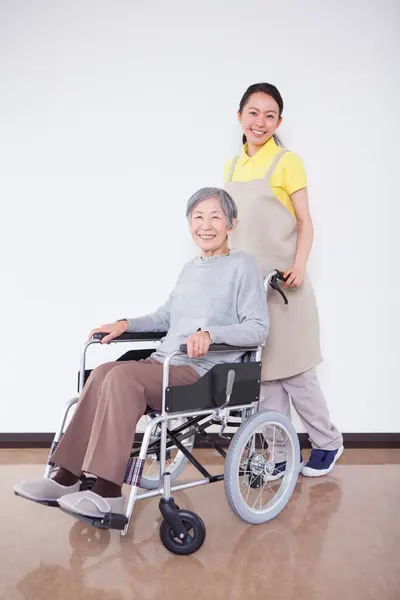 Young Asian Caregiver Helping Elderly Asian Woman Wheelchair — Stock Photo, Image