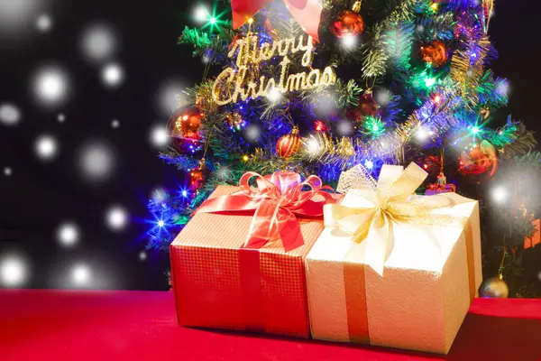 Uma Árvore Natal Com Uma Decoração Natal Alegre — Fotografia de Stock