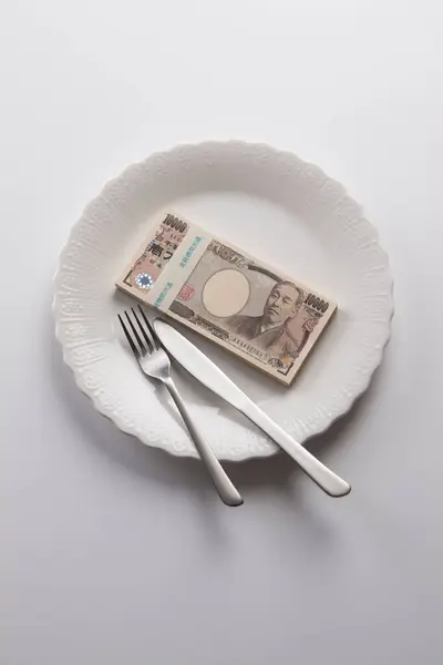 Une Assiette Monnaie Japonaise Billets Banque Yen Avec Fourchette Couteau — Photo