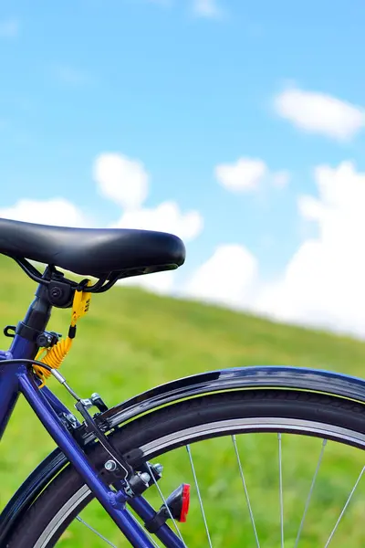 Bisiklet Yeşil Çimlere Mavi Gökyüzüne Karşı — Stok fotoğraf