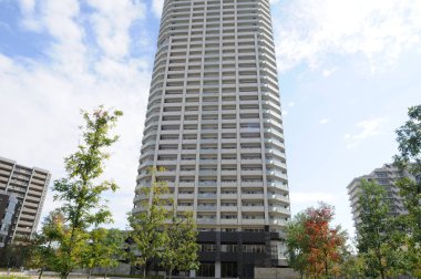 Modern gökdelen berrak mavi gökyüzünün altında