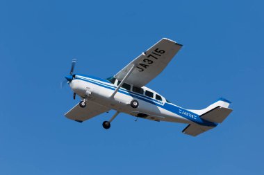 Arka planda gökyüzünde uçan küçük mavi uçak