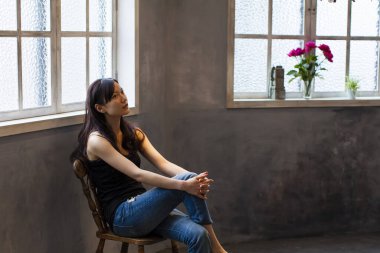 Çatı katındaki güzel Asyalı kadının portresi.