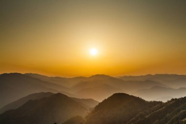 Sisli dağlarda güzel bir günbatımı. Japonya 'da Doğa