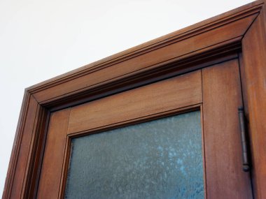 Buzlu cam panelli ahşap kapı çerçevesi.