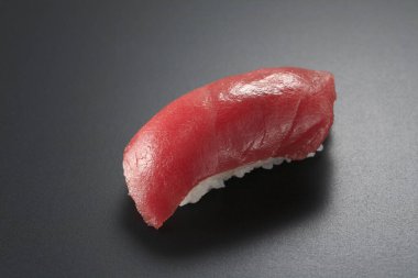 Siyah arka planda Japon suşisine yakın çekim