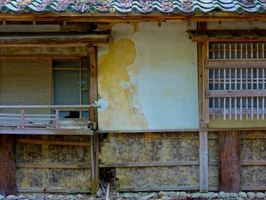 Ahşap kirişler ve alçı duvarlar gösteren geleneksel Japon evi.