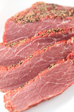 Baharatlı ve otlu dilimlenmiş et.