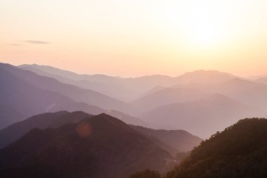 Sisli dağlarda güzel bir günbatımı. Japonya 'da Doğa