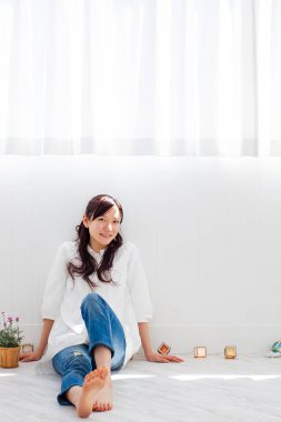 Işıl ışıl iç mekanlarda güzel Asyalı bir kadının portresi.