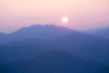 Sisli dağlarda güzel bir günbatımı. Japonya 'da Doğa