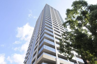 Modern gökdelen berrak mavi gökyüzünün altında