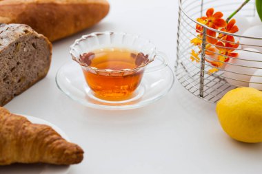 Taze kruvasan ekmeği ve limonlu çay.