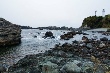 Görkemli kayalıkları olan deniz manzarası. Güzel deniz manzarası. doğa arkaplanı    
