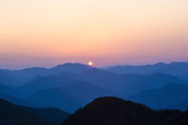 Sisli dağlarda güzel bir günbatımı. Japonya 'da Doğa