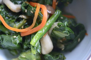 Çin yemeği, lahana, sebzeli kızarmış tavuk. Geleneksel Asya mutfağı kavramı