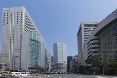 Şehir manzarasında aydınlık bir günde binalar