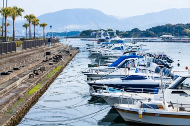 Göl rıhtımında çeşitli tekneler