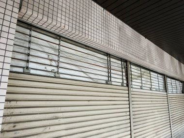 Bir fabrikanın kapısını kapatın.