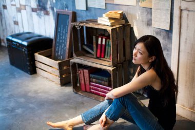 Çatı katındaki güzel Asyalı kadının portresi.