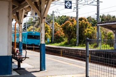 Gündüz vakti istasyondaki tren manzarası. 