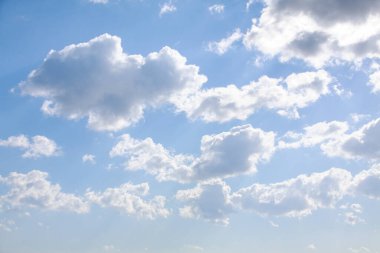 Bulutlu güzel gökyüzü, doğa arka planı         