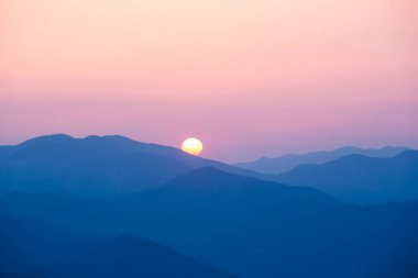 Sisli dağlarda güzel bir günbatımı. Japonya 'da Doğa