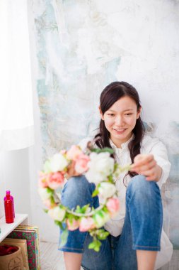 Işıl ışıl iç mekanlarda güzel Asyalı bir kadının portresi.