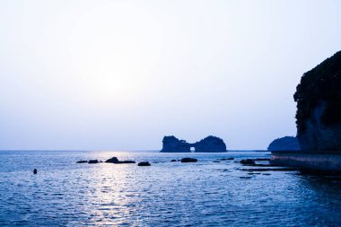 Denizdeki kayalıkların ve su sıçratan dalgaların güzel manzarası                