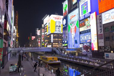 Tokyo City, Japonya 'daki aydınlık binaların gece manzarası
