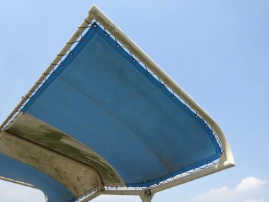 Gökyüzüne karşı mavi kumaş gölgeleme alanı