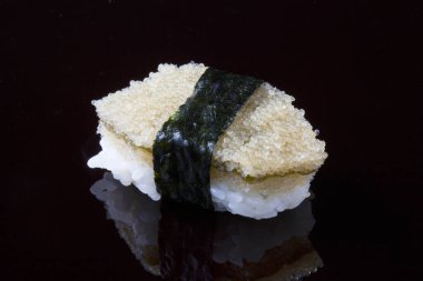 Geleneksel Japon yemekleri. Taze suşi yakın plan.