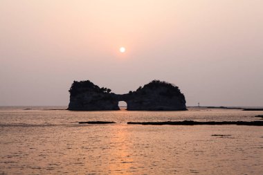 Uçurumları olan güzel bir sahil. Doğal arka plan. Denizin üzerinde güzel gün batımı